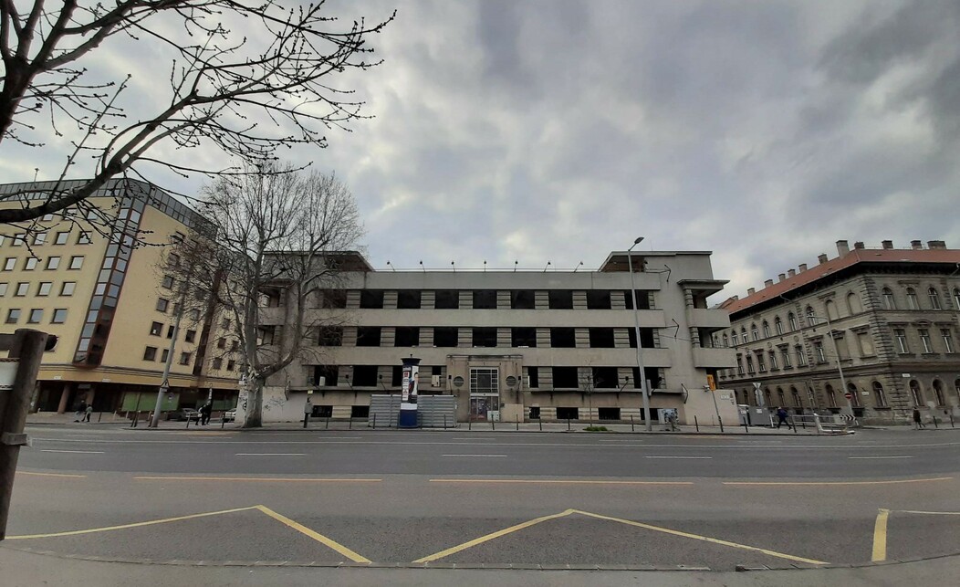 Zajlanak az egykori Modiano-gyár épületének bontási munkái. Fotó: Építészfórum