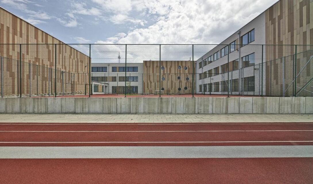 Dopiewo új középiskolája – tervező: FrontArchitects  – forrás: Lambda Systeme Kft.