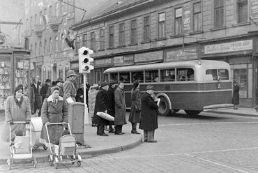 József Attila utca a Bajcsy-Zsilinszky útról nézve. Az irodaház előtt a sarkon álló épület a kép jobb oldalán, a busz mellett látható. 1948. Forrás: Fortepan / Magyar Rendőr