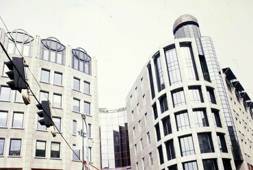 Képviseleti Irodaház, a József Attila utca sarkon. 1989. Forrás: Fortepan / Gábor Viktor