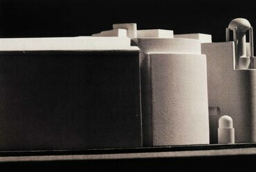 Képviseleti Irodaház, egy korábbi változat modellfotója. | Finta József műhelye c. kötet, 1997