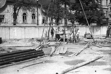 Batthyány tér, a metróépítés területe, háttérben az egykori Fehér Kereszt fogadó, 1952. Forrás: Fortepan / UVATERV