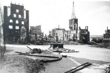 A hildesheimi főtér 1945-ben. A képen balra a Tempelhaus megmaradt homlokzati fala, háttérben a gótikus András-templom (Andreaskirche)., Forrás: familienforschungdrzewiecki.de