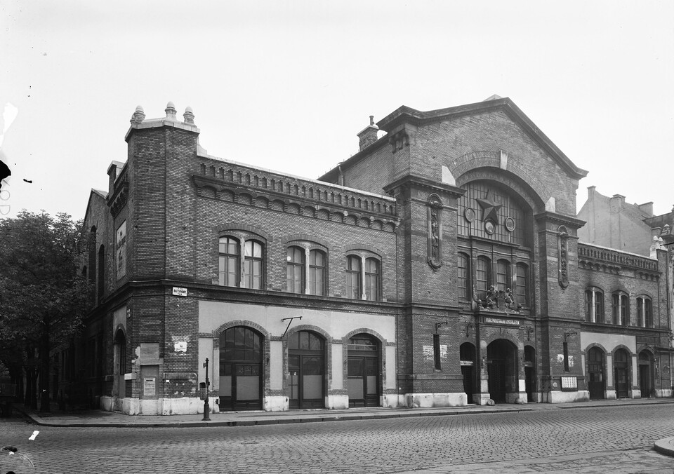 A Batthyány téri vásárcsarnok, 1952. Forrás: Fortepan / UVATERV