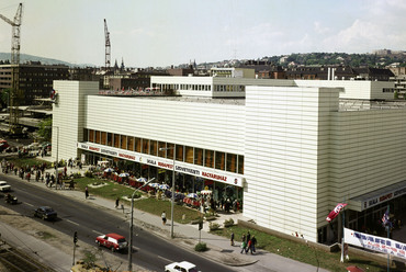Október huszonharmadika (Schönherz Zoltán) utca, Skála Budapest Szövetkezeti Nagyáruház, 1976. Forrás: Fortepan / Faragó György