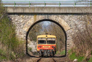 A jelöltek mezőnyének legrégebbi és legkisebb tagja a Drégelypalánk szélén álló téglaboltozatos közúti híd.