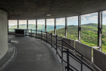 A nyitott kilátóból az étteremhez hasonlóan két egymáshoz közeli szinten, 360 fokos körpanoráma várja a kirándulókat, a Pécsi-síkság fölött több mint 400 méter magasból.