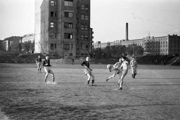 Sportpálya a mai Baranyai tér helyén, háttérben az Október huszonharmadika (Schönherz Zoltán) utca 17. számú ház és a Lágymányosi dohánygyár épülete látható, 1953. Forrás: Fortepan / FŐMTERV