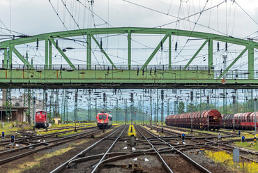 A komáromi Duna-híd folytatásában, a vasútállomás vágányait szintén egy ívelt főtartójú, rácsos acélhíd keresztezi.