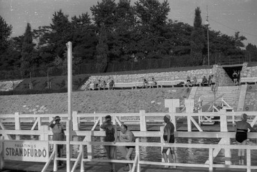 A Palatinus strandfürdő dunai uszodája a Margit-sziget mellett, 1949-ben. Forrás: Fortepan