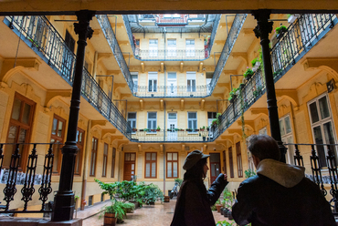 Egy belsőudvaros pesti bérház udvara, archív felvétel. Fotó: Budapest 100