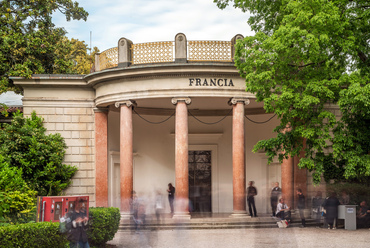 A nemzeti pavilonok jelentős része a napóleoni időkben létrehozott Biennálé-kertek (Giardini della Biennale) "közparkjában" találhatók, mely a valóságban sajnos a biennálé időszakán kívül sem hozzáférhető a velencei lakosok számára.