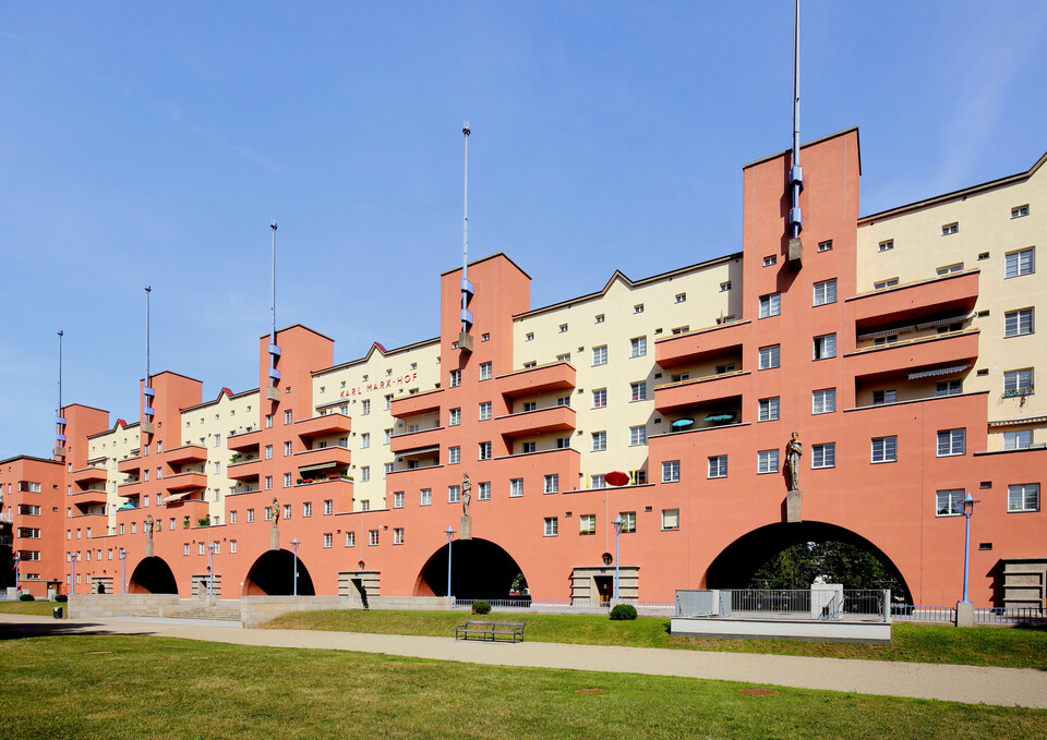 A "vörös Bécs" legismertebb munkástelepe, a Karl-Marx-Hof. Forrás: Wikimedia Commons