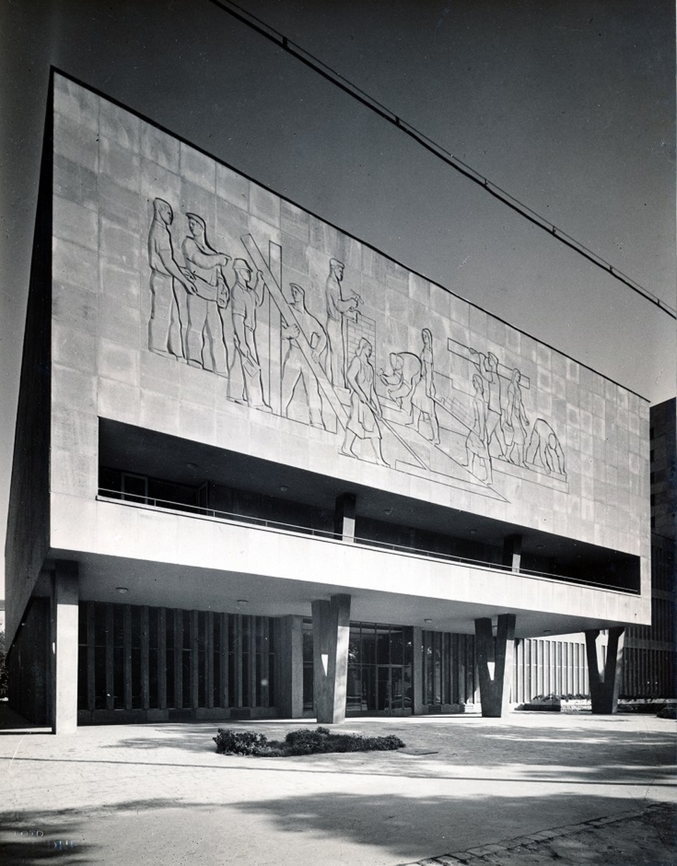 Fotó 1952-ből, a homlokzaton Tar István építőmunkásokat ábrázoló mészkő reliefje látható, Forrás: Fortepan, Adományozó: Preisich család