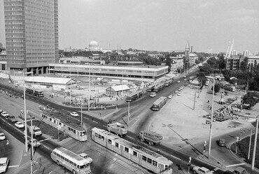 Nagyvárad tér, a SOTE (ma Semmelweis Egyetem) Elméleti Tömbje, 1977. Forrás: Fortepan / Krantz Károly
