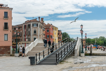 A város talán legfontosabb gyalogos tengelye A Canale di San Marco mentén futó sétány, amelynek hídjai már valódi akadálymentesítést kaptak.