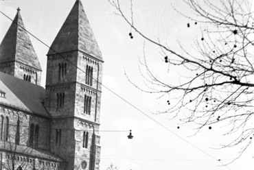 Váci út, balra az Árpád-házi Szent Margit-templom, szemben a Szent Margit (Ferdinánd) tér, a Lehel utca házsora, 1942. Forrás: Fortepan