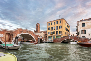 A hazánkban is gyakori téglaboltozatok főként  Velence régi hídjainál voltak elterjedtek. A Ponte dei Tre Archi, azaz hárimívű híd (balra) az egyik legöregebb, mintegy 520 éves képviselőjük; a Cannaregio-csatornát hosszának felénél keresztezi.