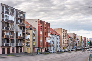 A tervezők számára az 1980-as évektől vált elérhetővé a hagyományos magastető. Az egri felsővárosi lakótelep Rákóczi úti házsora 300 méteres hosszával és 17 lépcsőházával az óbudai faluházhoz hasonló méretű, de jóval tagoltabb, alacsonyabb.