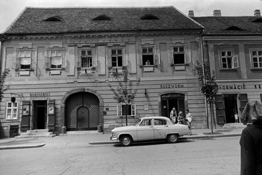 Szentháromság utca, Ruszwurm Cukrászda, 1965-ös felvétel. Forrás: Fortepan/Album037