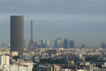 Párizs látképe, a Tour Montparnasse  a bal oldalon. Forrás: Wikimedia Commons