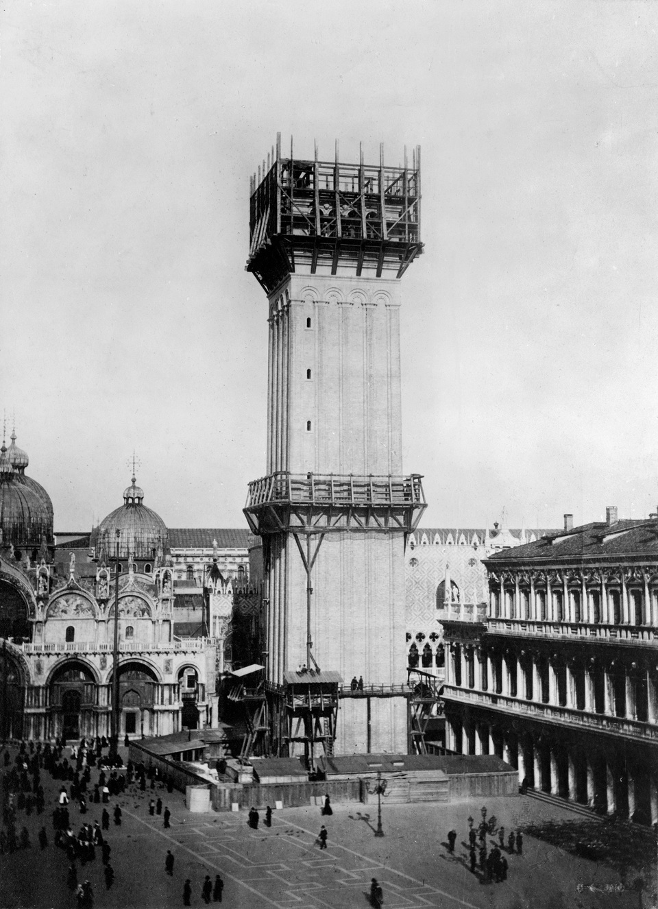 Az újjáépítési munkák 1911-ben, a modern csúszóállványzattal, Forrás: Wikimedia Commons, United States Library of Congress's Prints and Photographs