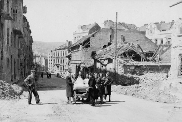 A Várfok utcából a Vérmező út felé nézve 1945-ben, Adományozó: Military Museum of Southern New England