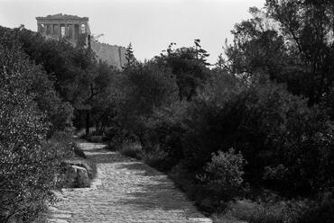 Az Akropolisz és a Múzsák dombja ösvényhálózatának kialakítása és tájépítészeti rendezése, (1951)-1954-1958. Tervező: Dimitrisz Pikionisz. Fotó: Hélène Binet, 1989. Forrás: divisare.com