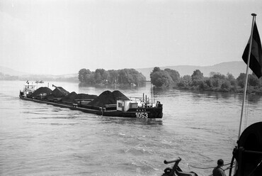 Oldalkerekes vontató gőzhajó és szénszállító uszály a Dunán, a Dorogi Szénbányák szállító és elosztó részlegének szénrakodója közelében, 1960. Forrás: Fortepan / N. Kósa Judit