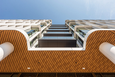 Az irodaház a dán Arrow Architects koncepciója alapján, a Studio IN-EX és a Lépték-Terv Tájépítész Iroda közreműködésével készül.