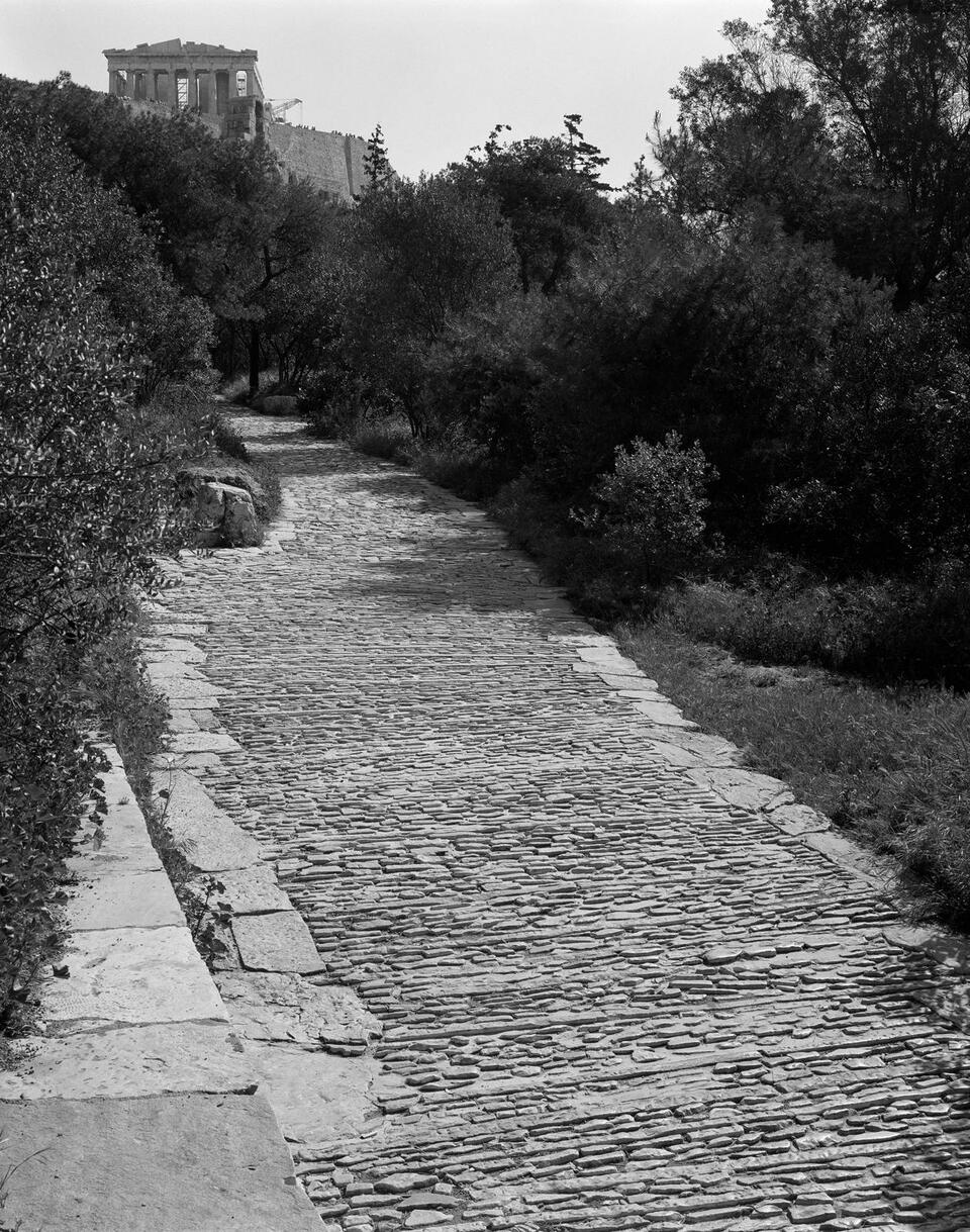 Az Akropolisz és a Múzsák dombja ösvényhálózatának kialakítása és tájépítészeti rendezése, (1951)-1954-1958. Tervező: Dimitrisz Pikionisz. Fotó: Hélène Binet, 1989. Forrás: divisare.com