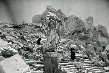 Monte Cassino, a II. világháború alatti rombolás után és a rekonstukciót követően. Forrás: felső / alsó
