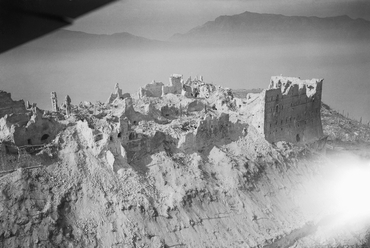 Monte Cassino, a II. világháború alatti rombolás után. Forrás: Wikimedia Commons / Baker (F/O), Royal Air Force official photographer
