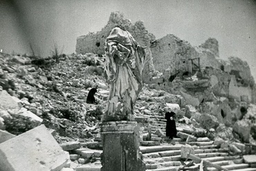 Monte Cassino, a II. világháború alatti rombolás után. Forrás: Britannica
