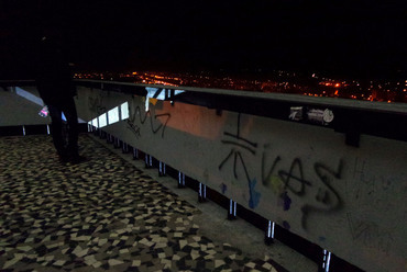 Az Avas kilátó mellvédje grafitival a jelenlegi felújítás előtt. Forrás: Balogh Attila
