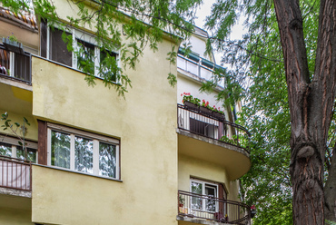 A Budapesti Hollósy Simon utca 17. alatti bérház a kor gazdaságos, de elegáns lakásépítésének példája. A 30 éves tervező mögött ekkorra már jelentős belsőépítészeti és grafikai tapasztalat, valamint a terveiért kapott díjak sorakoztak.
