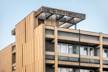 Az 1965-re elkészült szálloda falai szinte mind vakoltak, de megjelenésén már érezhető az első hazai brutalista (nyers beton) épület, a két évvel korábban elkészült salgótarjáni Karancs szálló hatása.
