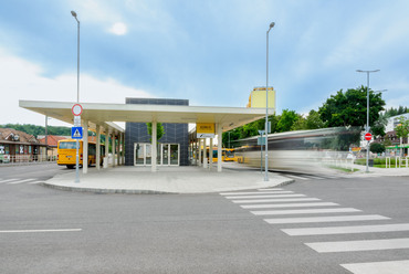 Autóbusz-állomás, Komló, 2023. Tervező: A+ Építész Stúdió, P8 Műhely. Fotó: Paári Péter
