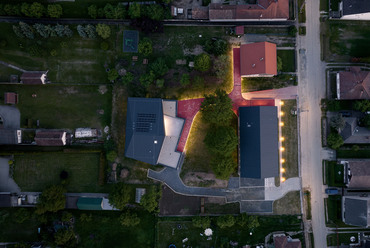 Esti drónkép az épületegyüttesről: az átmeneti tér válik a külterekben a fény forrásává. Fotó: Alex Shoots Buildings / Alexandra Timpau
