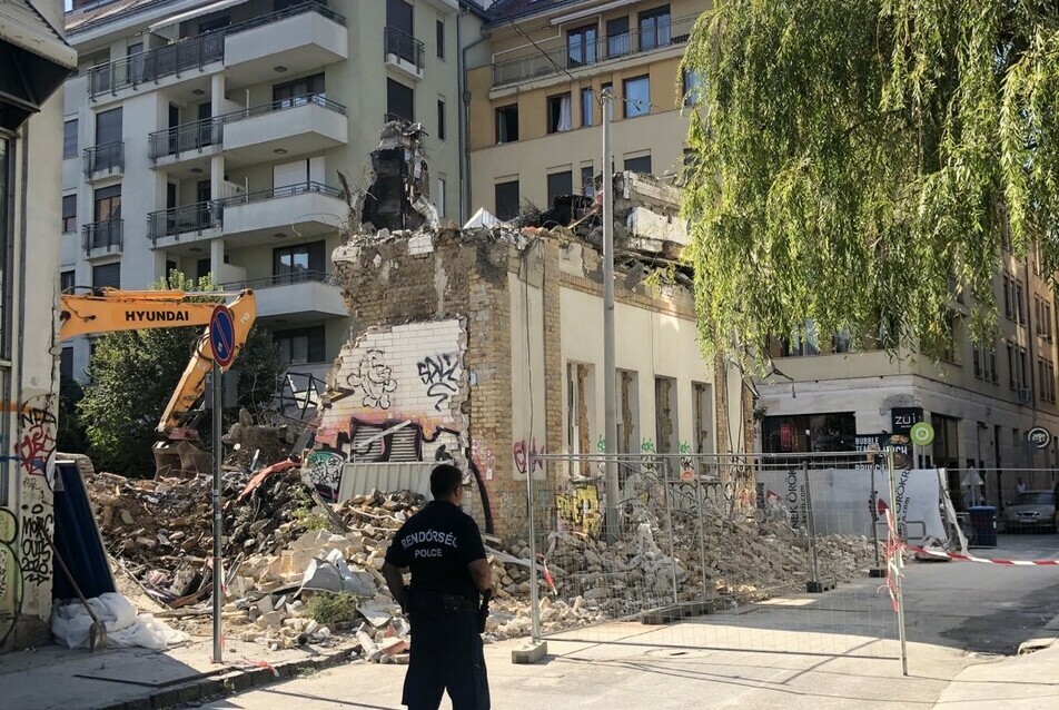 Korábban átépítették, most lebontják a Kazinczy utcai házat