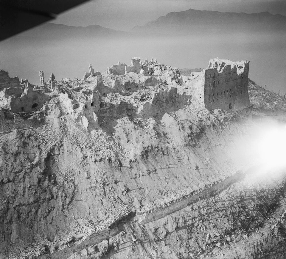 Monte Cassino, a II. világháború alatti rombolás után. Forrás: Wikimedia Commons / Baker (F/O), Royal Air Force official photographer
