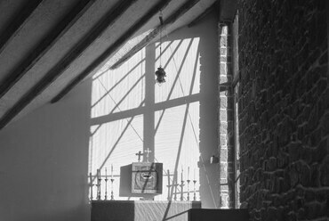 A szentély még a Somogyi-korpusz felhelyezése előtt. Az ablak árnyékának kereszt alakja az oltárfalon gondosan megtervezett effektus. Csaba László felvétele
