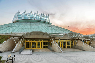 A főváros déli részén áll az 1996-ra tervezett, de elmaradt világkiállítás három megvalósult építménye. Közülük a legkalandosabb sorsa a sportcsarnoknak volt, amely 84 darab, gúla alakú felülvilágítójáról kapta a Tüskecsarnok nevet.
