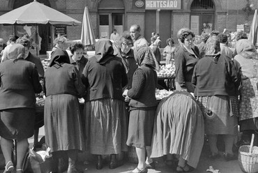 1972 - Piac a Hunyadi téri vásárcsarnok előtt – forrás: Fortepan
