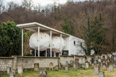 Tokaj szélén áll Bán Ferenc építész saját nyaralója, ami ugyan nem bővelkedik élénk színekben, de az ezredforduló építészetének egyik különleges alkotása.
