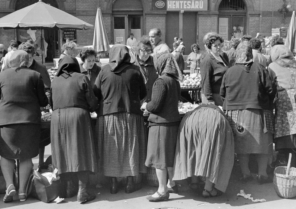 1972 - Piac a Hunyadi téri vásárcsarnok előtt – forrás: Fortepan
