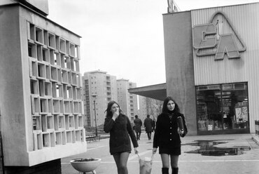 Fő tér, szemben a Centrum Áruház – 1975.

forrás: Fortepan / Szalay Béla
