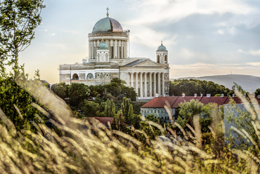 A bazilika száz méteres magasságát a kereszt csúcsától az altemplomig számolták -utóbbi ablakában külön tábla jelzi az alapfal 17 méteres vastagságát. Kühlner Pál, majd Hild József építészek alkotása a 2020-as években nagyszabású felújításon esett át.
