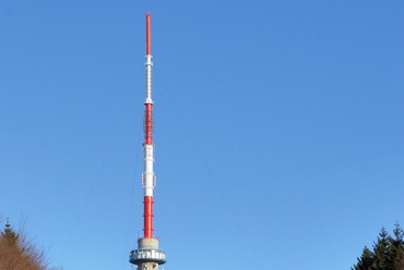 Bár a pécsinél alacsonyabb, tengerszint feletti magasságával mégis rekorder a kékestetői TV-torony, amelynek csúcsa egészen 1164 méterig ér. 1980-ban még 180 méter magasra építették, drótkötelekkel kifeszített csúccsal; a kötelekről télen lehulló jég miatt a magasságát 2014-ben 30 méterrel csökkentették, hogy a külső feszítés megszüntethető legyen.
