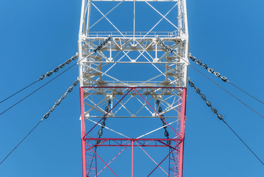 A tornyon nincsenek adók felszerelve, maga a szerkezet szolgál 1/8 hullámhosszú antennaként a bő 2200 méter hullámhosszú (135.6 KHz) adás számára. Gyakori helyszíne ipari alpinisták továbbképzésének, a szakma legjobbjai négy órán belül teszik meg az fel -le vezető utat.
